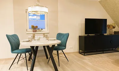 Der Eßplatz unter dem Kronleuchter.