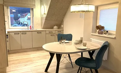 Eßplatz und Küchenzeile.