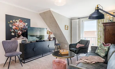 Blick in den Wohnbereich mit Flat-TV, DVD-Player und Radio.