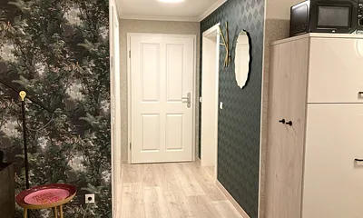 Blick in den Flurbereich mit Garderobe.