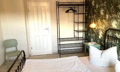 ... und einem Gitterschrank für die Urlaubsgarderobe.