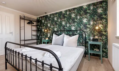 ... und einem Gitterschrank für die Urlaubsgarderobe.