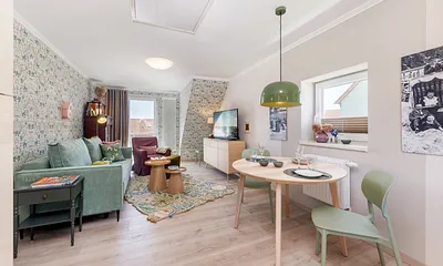 Blick durch das Wohnzimmer mit Eßplatz.