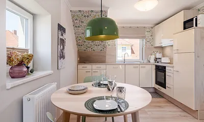 Die schicke Küchenzeile mit Backofen, Mikrowelle, Kühl-Gefrier-Kombination ...