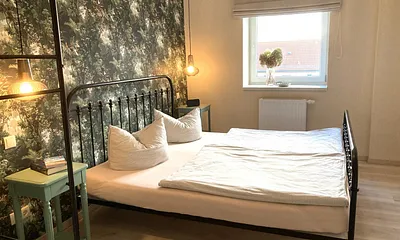 Das schöne Schlafzimmer mit Raffrollo für die Verdunkelung ...