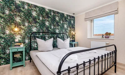 Das schöne Schlafzimmer mit 180cm breitem Doppelbett, Raffrollo für die Verdunkelung ...