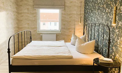 Das Schlafzimmer mit einem Raffrollo mit Verdunkleungsfuntion ...