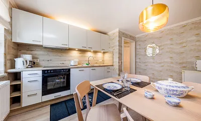 ... sowie Mikrowelle und Kühlschrank mit Frostfach.