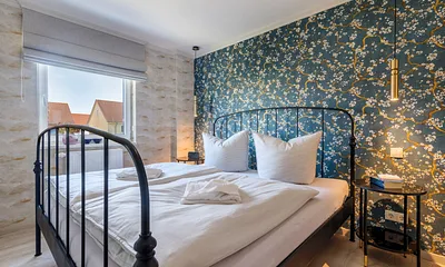 Das schöne Schlafzimmer mit einem Raffrollo mit Verdunkelungsfunktion ...