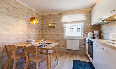 Die separate Küche bietet Ihnen einen komfortablen Eßplatz ...