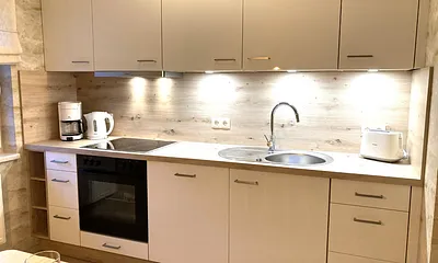 ... Mikrowelle und Kühlschrank mit Frostfach.