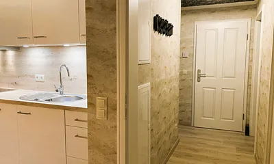 Blick in den Flur mit Garderobe.