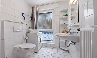 Bad mit Dusche/WC, Waschmaschine (der Wäschetrockner befindet sich in der Diele)