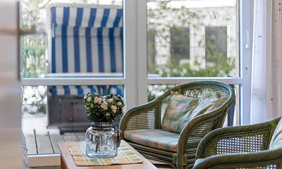 Ein Strandkorb steht auf der eigenen Terrasse