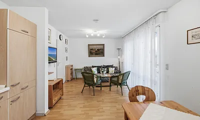 Wohnzimmer mit Küchenzeile und Essplatz