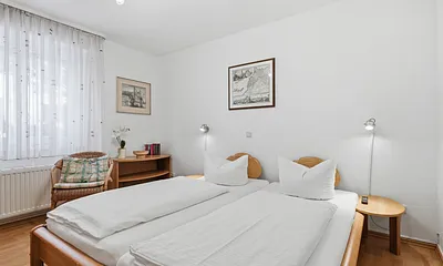 Schlafzimmer mit Doppelbett und Kleiderschrank