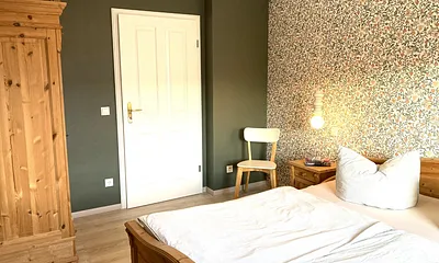 Das Schlafzimmer mit Kleiderschrank.