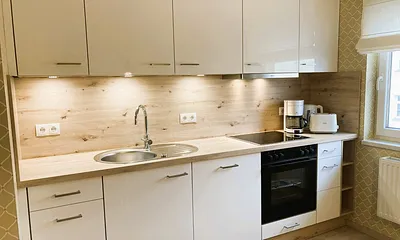 Die Küchenzeile in der separaten Küche ist komplett ausgestattet mit Geschirrspüler, Kühl-Gefrier-Kombination usw.