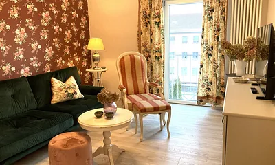 Hübsche Tapeten und schöne Stoffe - das gemütliche Wohnzimmer.