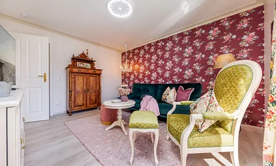 Hübsche Tapeten und schöne Stoffe - das gemütliche Wohnzimmer.