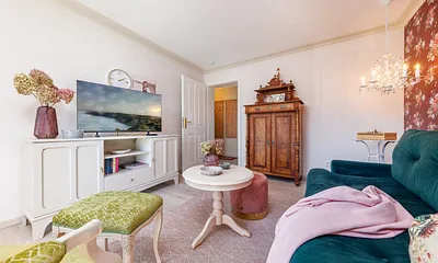 Der Blick durch das Wohnzimmer zum Flur.