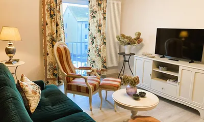 Ein Flachbildfernseher mit TV- und Radioempfang ist vorhanden.