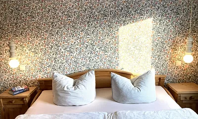 Die moderne Blümchentapete im Schlafzimmer wird Ihnen gefallen!