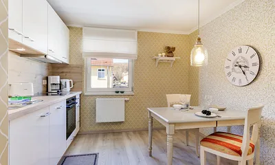 Die separate Küche mit komfortablem Eßplatz.