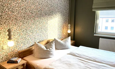 Das Bett ist bequeme 1,80m breit.