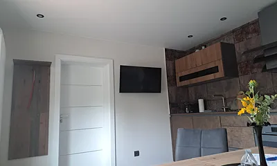 Küchenbereich mit TV