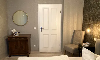 ... sowie Spiegel und Kommode.