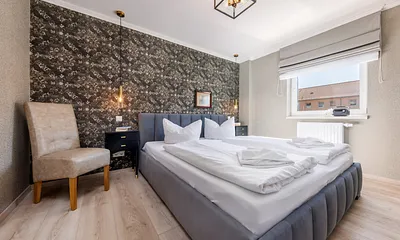 Das schicke Schlafzimmer mit Innenrollo (Verdunkelung + transparente Gardine).