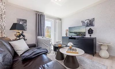 Ein Flachbildfernseher mit TV- und Radioempfang ist vorhanden.