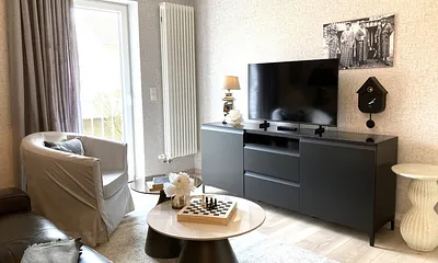 Ein Flachbildfernseher mit TV- und Radioempfang ist vorhanden.