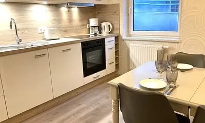 Die separate Küche mit Eßplatz ...