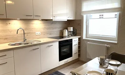 Die separate Küche mit Eßplatz ...