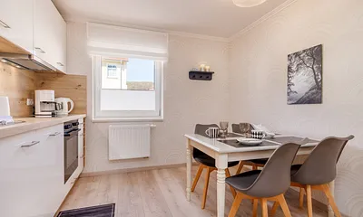 Die separate Küche mit komfortablem Eßplatz ...