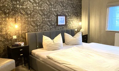 Das schöne Schlafzimmer bietet ein Raffrollo mit Verdunkelungsfunktion ...