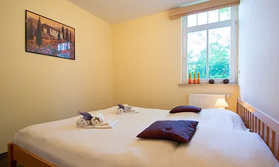 Das erste Schlafzimmer mit Doppelbett