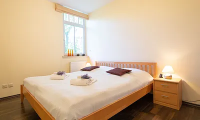 Das erste Schlafzimmer mit Doppelbett