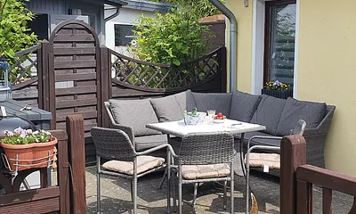 Terasse mit Lounge und Grillbereich 