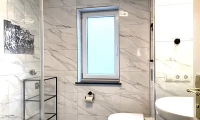 Das moderne Tageslichtbad bietet ein Fenster, eine Echtglasdusche ...