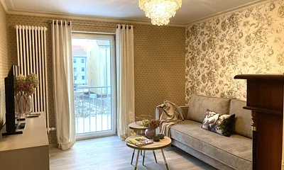 Ein Fernsehgerät mit TV- und Radioempfang ist vorhanden.