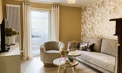 Ein Fernsehgerät mit TV- und Radioempfang ist vorhanden.