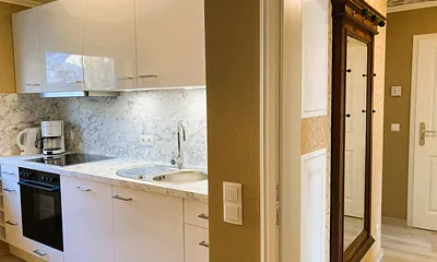 Blick in den Flur mit Garderobe und in die Küche.