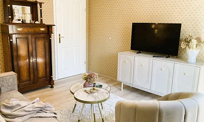 Ein Fernsehgerät mit TV- und Radioempfang ist vorhanden.