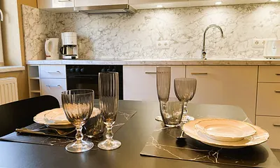 ... Geschirrspüler, Mikrowelle und Kühl-Gefrier-Kombination.