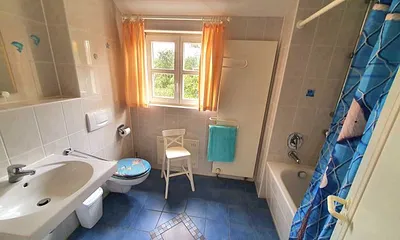 geräumiges Bad mit WC und Badewanne