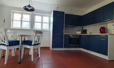 Küche mit Backofen und Geschirrspüler