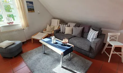 kuscheliger Wohnbereich mit Schlafcouch